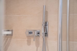 Douche, sĂšche-cheveux, serviettes fournies