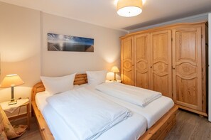 2 bedrooms, iron/ironing board, WiFi