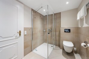 Dusche, Haartrockner, Handtücher