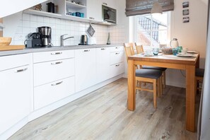 Kjøleskap, mikrobølgeovn, kokeplater og oppvaskmaskin