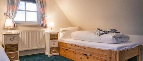 2 bedrooms, iron/ironing board, WiFi