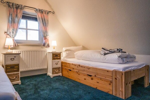 2 bedrooms, iron/ironing board, WiFi