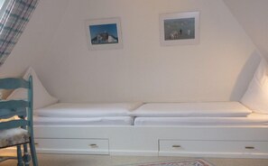 2 bedrooms, desk, iron/ironing board, WiFi