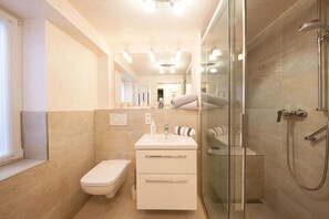 Regadera, secadora de cabello, toallas 