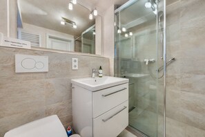 Shower, hair dryer, towels - LH Westerhörn, App. 1 - Gemütliche 2-zimmer Ferienwohnung mit ca. 60 m² Wohnraum, für 2 Personen (Wenningstedt-Braderup (Sylt))