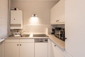 Kühlschrank, Mikrowelle, Herdplatte, Geschirrspüler