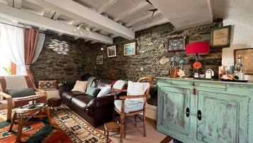 Smart-tv, een open haard en boeken