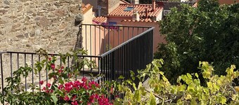 Pretty Fisherman's cottage 2 minutes from the beach! Sea/city view! Picturesque street! Patio