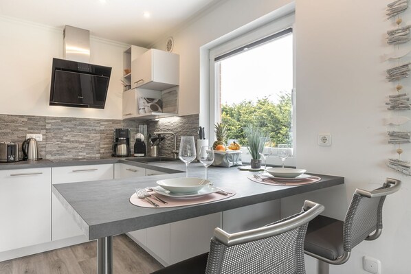 Fridge, oven, stovetop, dishwasher