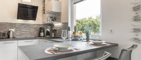 ثلاجة، فرن، موقد طهي مسطح، غسالة أطباق