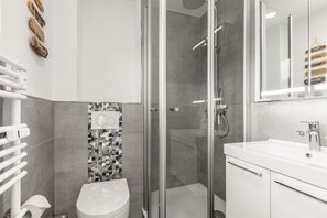 Regadera, secadora de cabello, toallas 