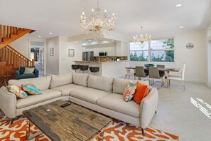 TV, table tennis, books, computer monitors - 3BDR FAMILY VILLA WITH PRIVATE POOL & STEPS TO THE BEACH (Lauderdale-by-the-Sea)