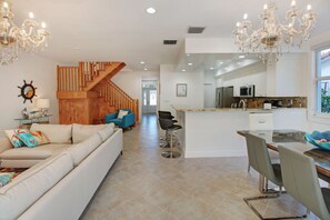 Televisión, tenis de mesa, libros y monitor de computadora 