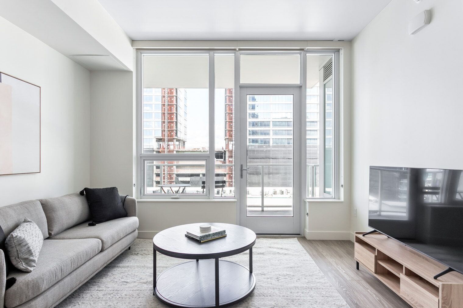 Bright Downtown 1BR w/ Roof Deck, Pool & Gym, near the 110, by Blueground