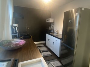 Refrigerador, microondas, horno y parrilla de estufa 