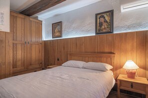 2 bedrooms, desk, free WiFi, bed sheets