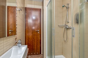 Regadera, secadora de cabello, bidet, toallas 