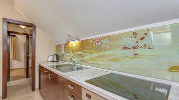 Frigorifero, microonde, forno, piano cottura