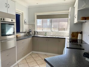 Fridge, microwave, oven, stovetop - The Whitehouse (Emu Bay)