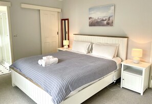 3 makuuhuonetta, työpöytä, silitysrauta/-lauta, vauvan matkasänky