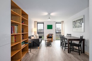 Basic Apartment, 1 Queen Bed | Living room | Books