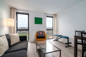 Basic Apartment, 1 Queen Bed | Living room | Books