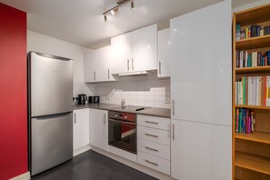 Basic Apartment, 1 Queen Bed | Private kitchen | Fridge, oven, stovetop, electric kettle
