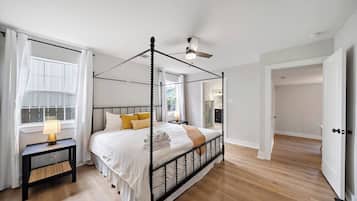 3 Schlafzimmer, Betten mit Memory-Foam-Matratzen, Bügeleisen/Bügelbrett