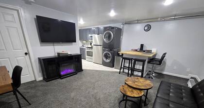 Private 1 bedroom apt in a quiet neighborhood, close to all!