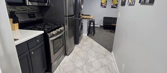 Private 1 bedroom apt in a quiet neighborhood, close to all!