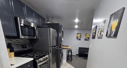 Private 1 bedroom apt in a quiet neighborhood, close to all!