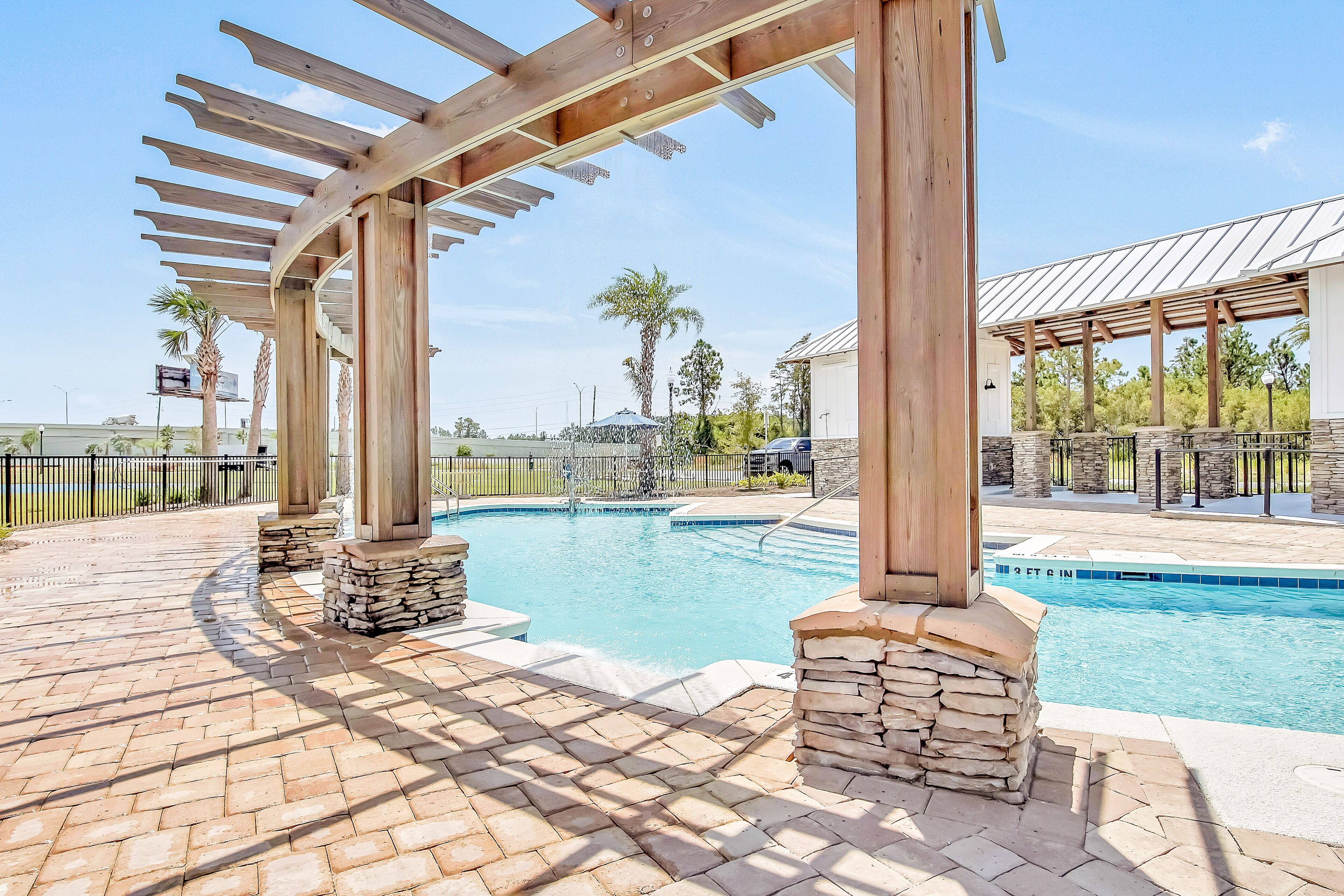 Modern-luxe townhome with WiFi, central AC, & shared pool - snowbird-friendly