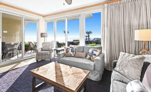 TV, DVD-spiller, bøker og filmbibliotek