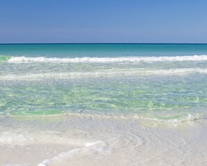 Beach nearby - Walk to the Beach! 2 Bedrooms, full kitchen, across the from the Gulf- Sleeps 6 (Fort Walton Beach)
