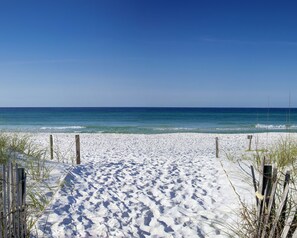 Beach nearby - Walk to the Beach! 2 Bedrooms, full kitchen, across the from the Gulf- Sleeps 6 (Fort Walton Beach)