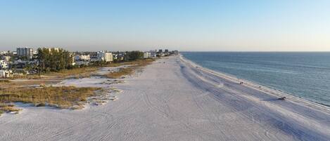 Playa en los alrededores, toallas de playa y paseos en botes de motor