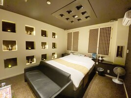 Habitación básica | Mobiliario individual, cortinas opacas, wifi gratis y ropa de cama