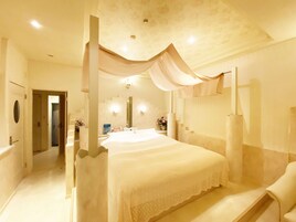 Habitación básica | Mobiliario individual, cortinas opacas, wifi gratis y ropa de cama