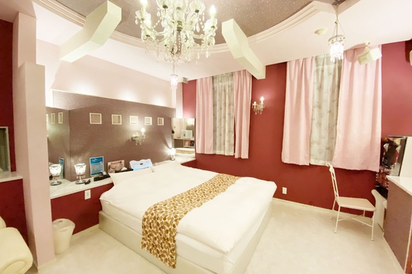 Basic Room | Dilengkapkan perabot secara berasingan, langsir/tirai gelap terus