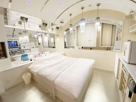 Habitación básica | Mobiliario individual, cortinas opacas, wifi gratis y ropa de cama