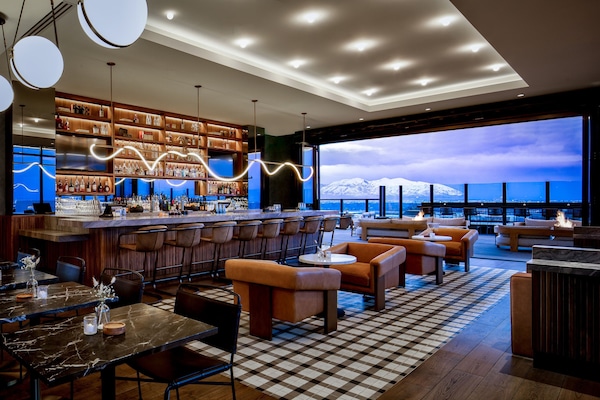 2 bars/lounges, rooftop bar