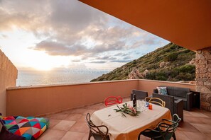 Outdoor dining - Casa Rosa Bianca: House with wonderful seaview, shared pool, two terraces and barbeque (Costa Paradiso)