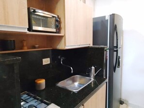 Four, plaque de cuisson, cafetière/bouilloire