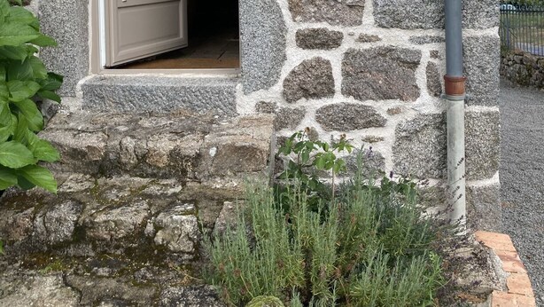 A stone building with a small entrance and a door. - Independent room in a charming property (Le Compas)