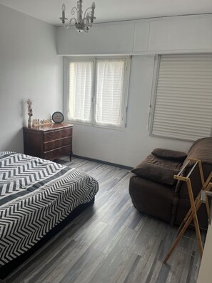 1 dormitorio, tabla de planchar con plancha, wifi gratis y ropa de cama