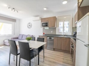 Fridge, microwave, oven, dishwasher - Apartment Vedos by Interhome (Roses)