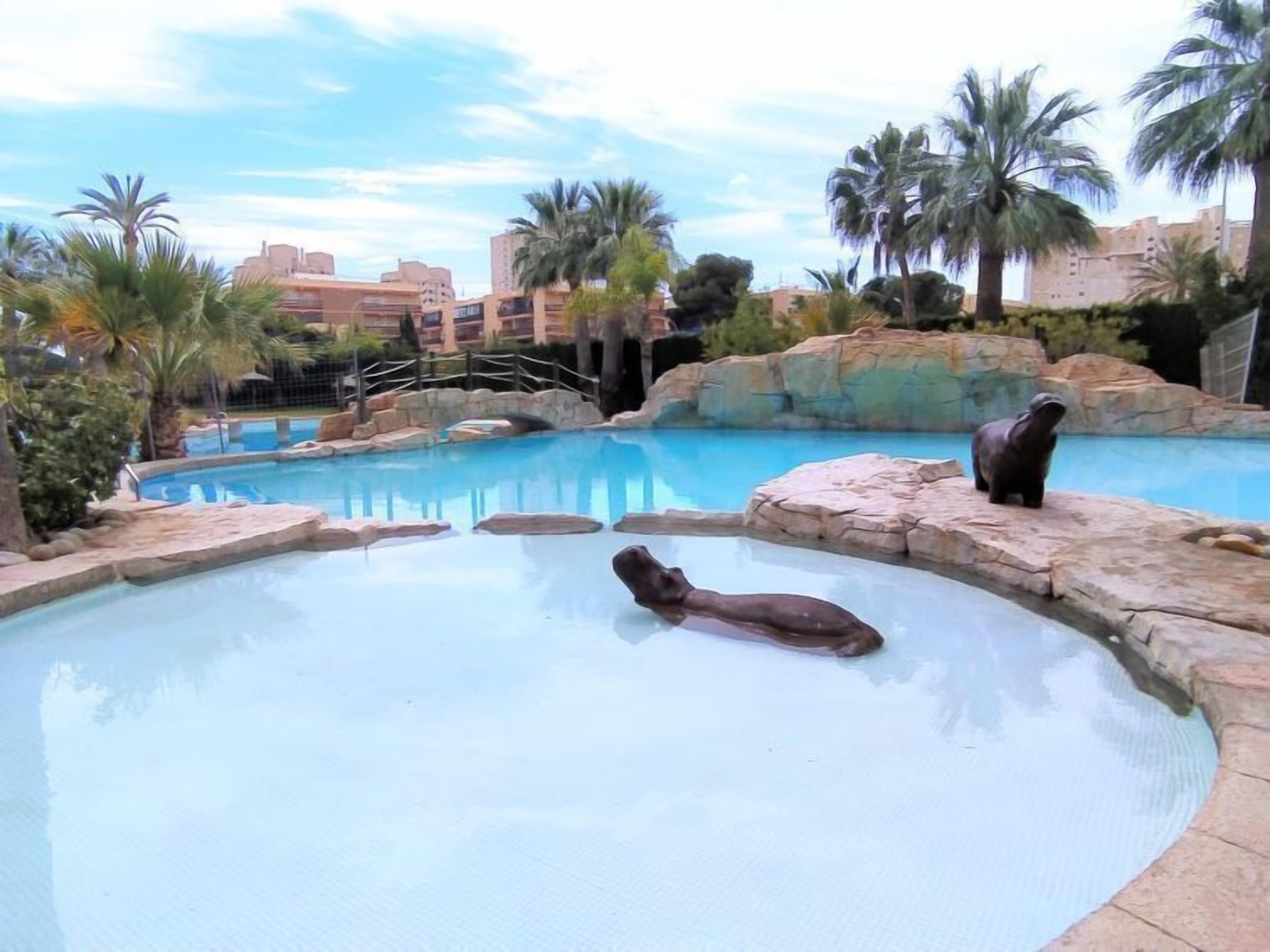 Een binnenzwembad en een verwarmd zwembad