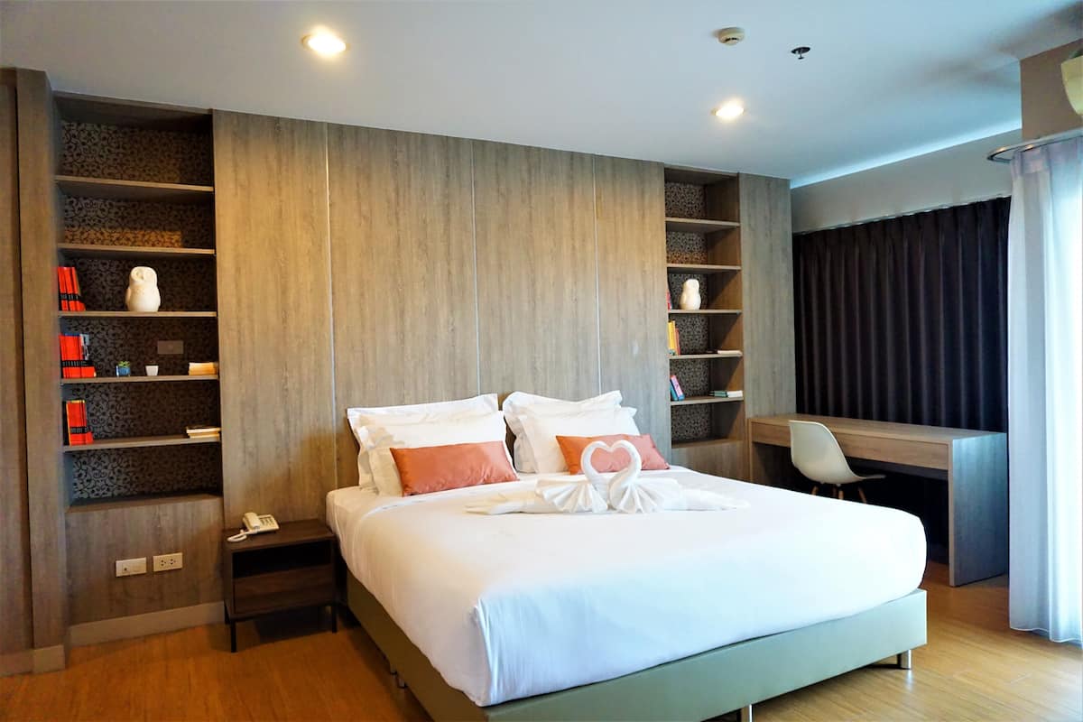 Superior Suite, Non Smoking, Kitchenette | 1 bedroom, premium bedding, pillow-top beds, desk