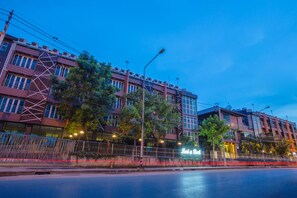 Front of property - Nest n Rest Hotel (Bangkok)