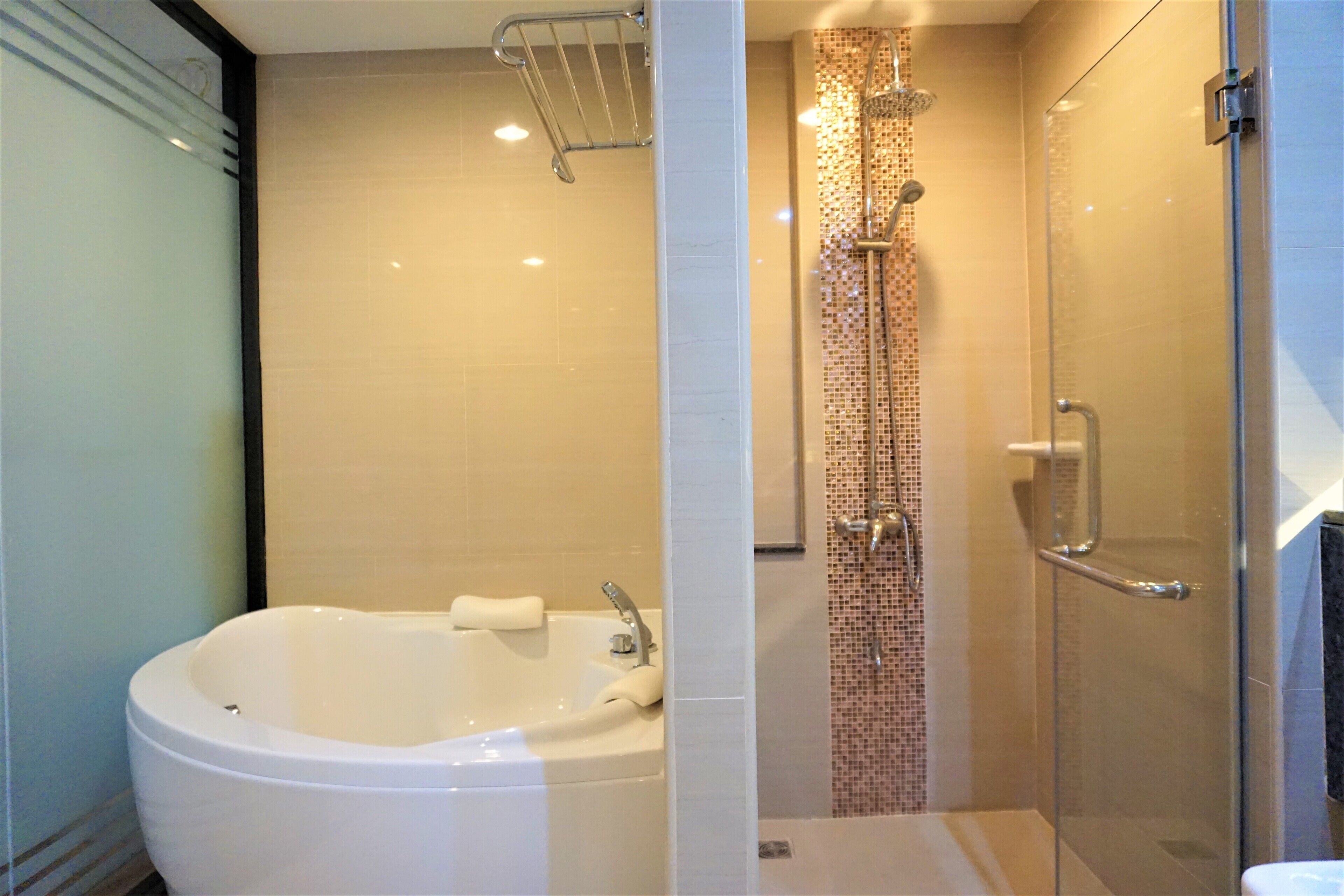 Suíte luxo, 2 quartos, para não fumantes, banheira | Banheiro | Produtos de toalete grátis, secador de cabelo, toalhas de banho 